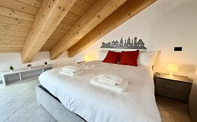 Thiago Home-Elegant Mansarda Santa Giulia Square